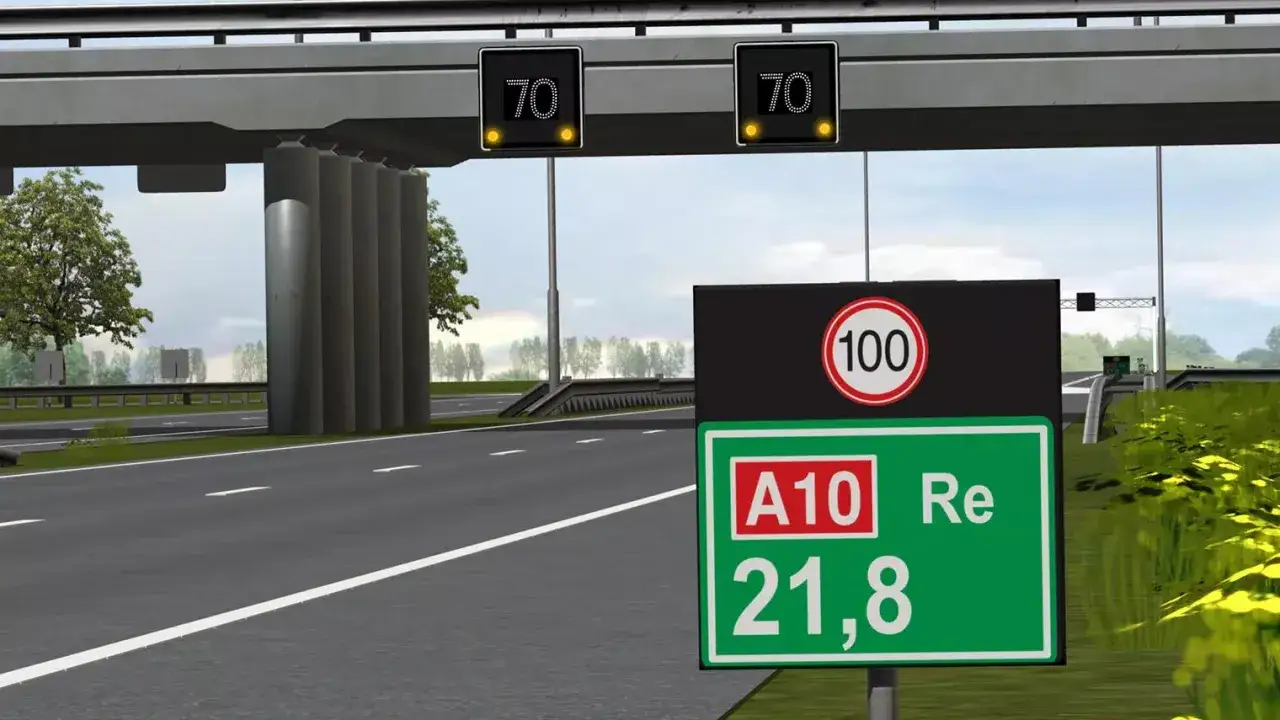Autobahn in den Niederlanden mit wechselnden Geschwindigkeitsanzeigen (70 km/h) und einem Schild für die A10. Achtung vor Blitzern!