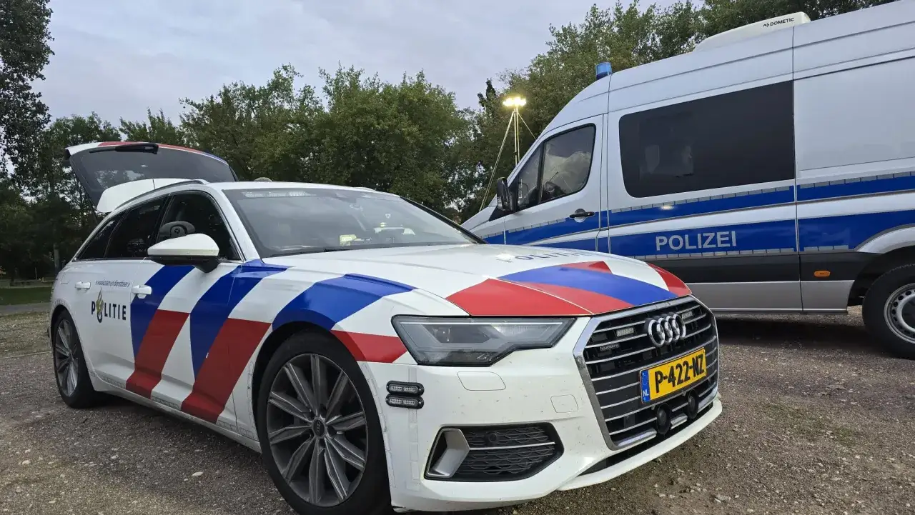 Niederländische Polizei-Autos, bereit für Kontrollen. Die Promillegrenze in den Niederlanden wird streng überwacht.