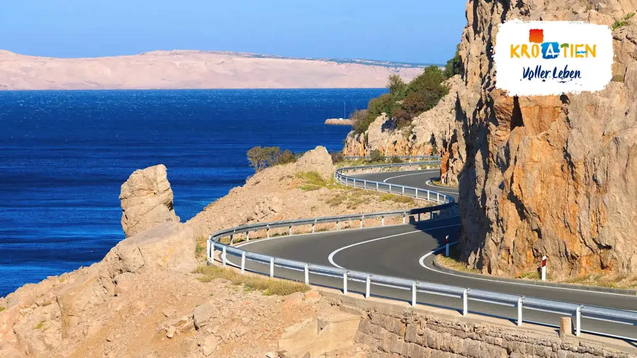 Kurvige Küstenstraße mit Blick auf das azurblaue Meer. Perfekt für autofahren in Kroatien, um die atemberaubende Landschaft zu genießen.