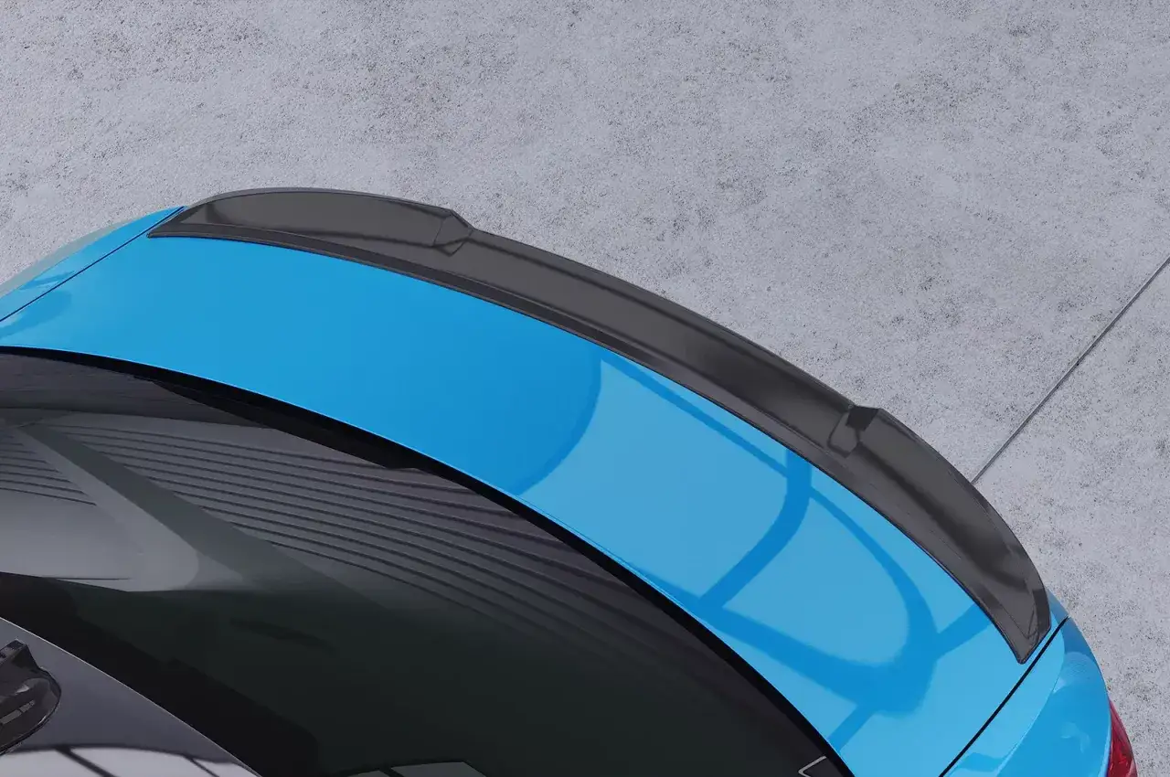 Blauer Sportspoiler auf einem Auto, ein Beispiel für misslungenes Tuning.