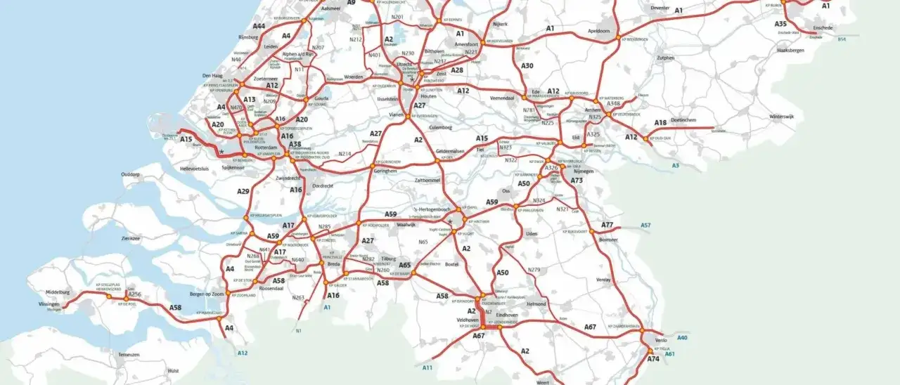 Straßenkarte der Niederlande mit Autobahnen (A-Straßen) und N-Straßen. Die Karte zeigt wichtige Städte und Knotenpunkte, die für die Maut in den Niederlanden relevant sind, wie z.B. die A1, A12 und A16.
