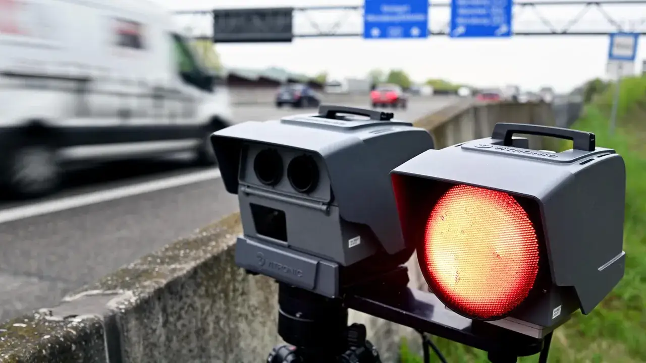 Zwei Blitzer auf der Autobahn. Die Frage, wie oft darf man geblitzt werden, beschäftigt viele Fahrer.