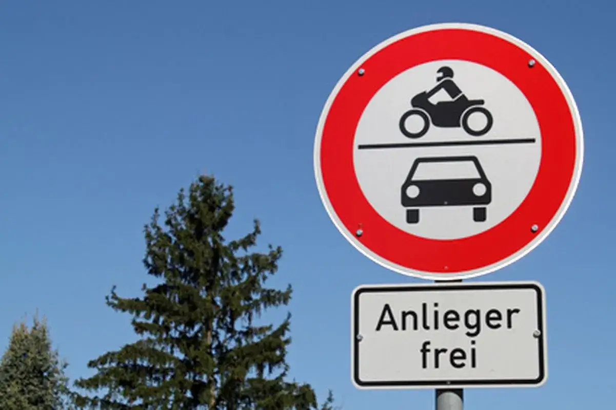 Verkehrsschild: Durchfahrt f&uuml;r Autos und Motorr&auml;der verboten, Anlieger frei. Achtung: Durchfahrt verboten Strafe droht!