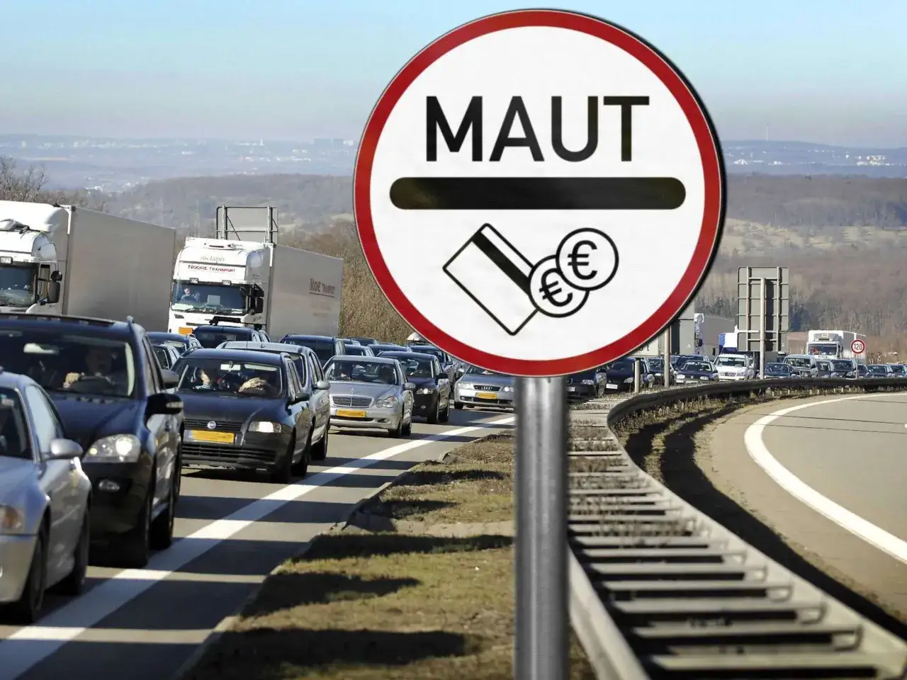 Stau auf der Autobahn mit einem Schild 