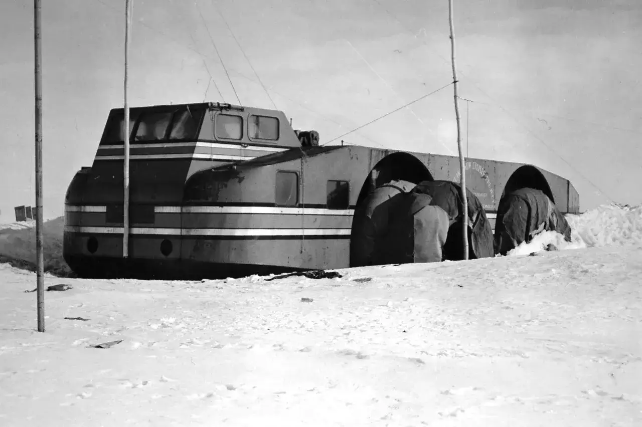 Der antarktische Snow Cruiser, ein riesiges Fahrzeug, steckt im Schnee fest.
