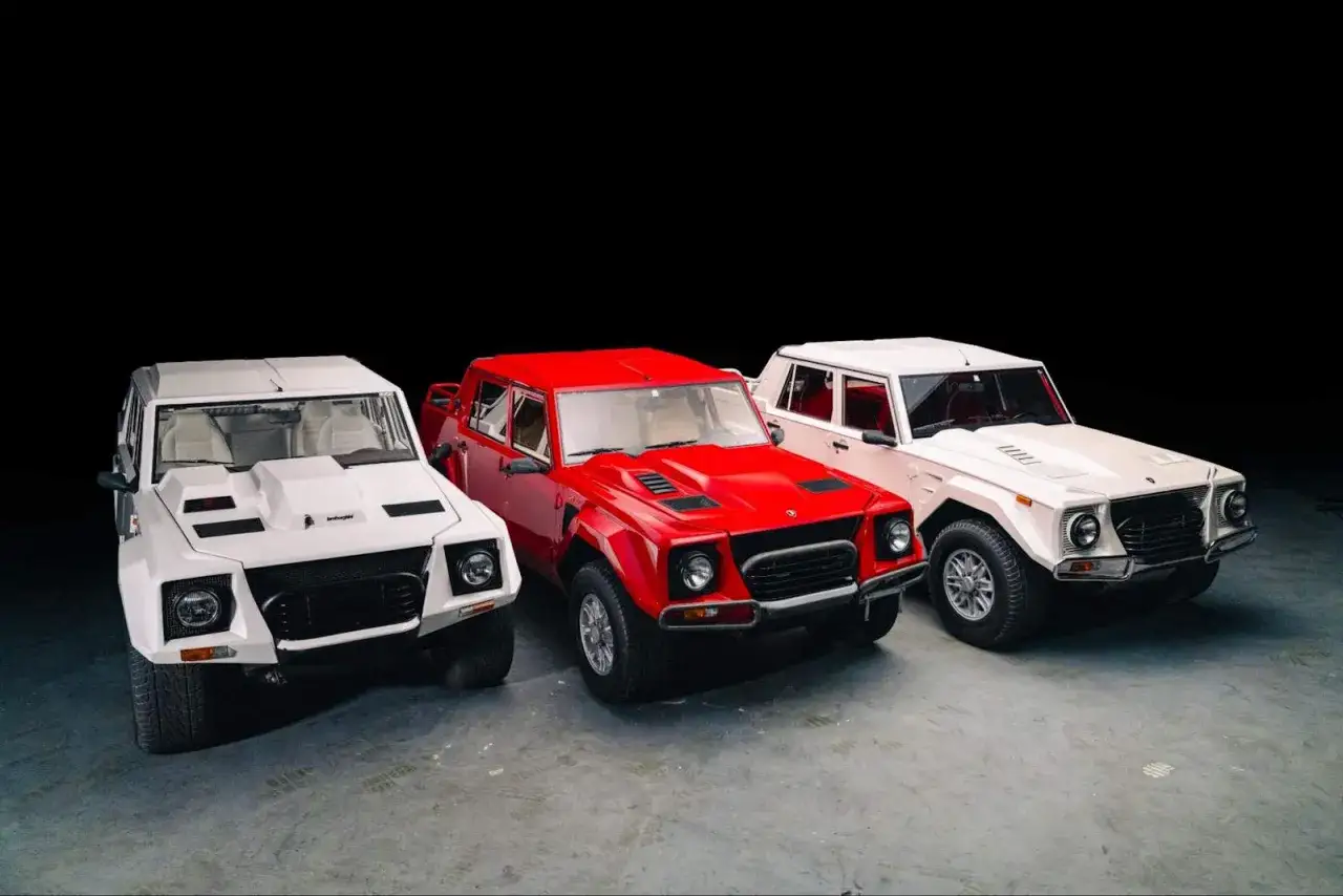 Drei Lamborghini LM002 in Wei&szlig; und Rot. Der LM002 ist bekannt f&uuml;r seinen hohen Verbrauch.