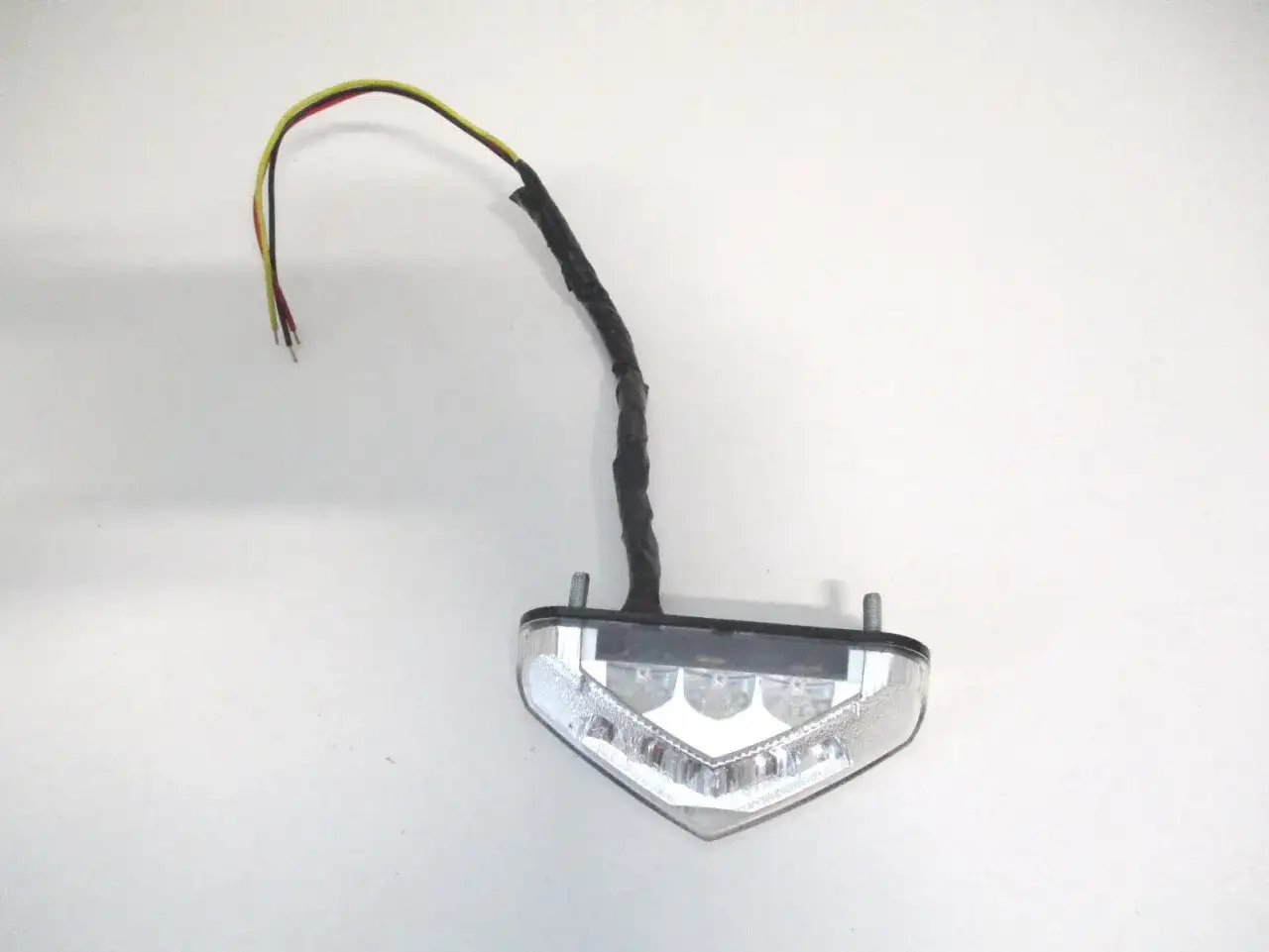 Dreieckige LED Kennzeichenbeleuchtung mit Kabel. Ohne Zulassung droht eine Strafe.