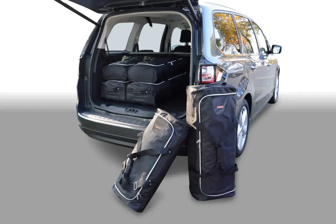 Der Ford Galaxy Kofferraum ist vollgepackt mit Reisegepäck. Das zeigt das beeindruckende Kofferraumvolumen für Ihren nächsten Urlaub.