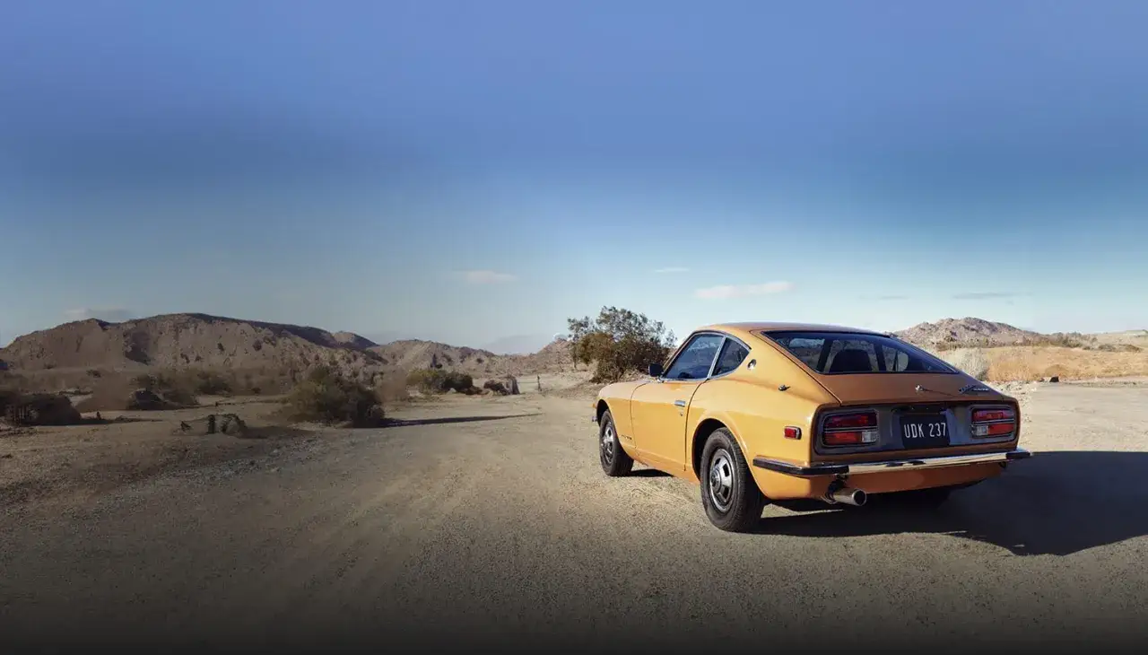 Ein orangefarbener Nissan Z im Wüsten-Setting. Die Frage