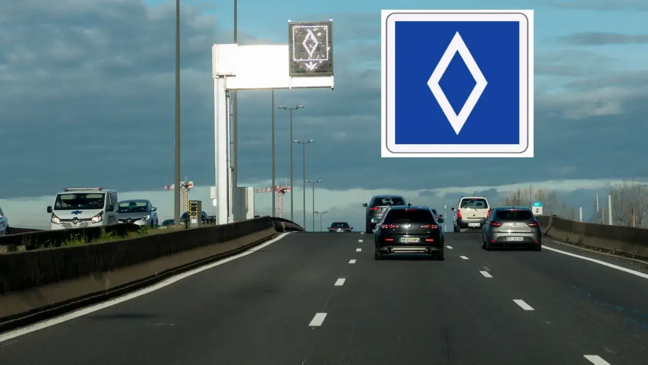 Verkehrszeichen Frankreich Raute: Blaue Raute auf blauem Grund, weist auf eine besondere Fahrspur oder einen Bereich hin.