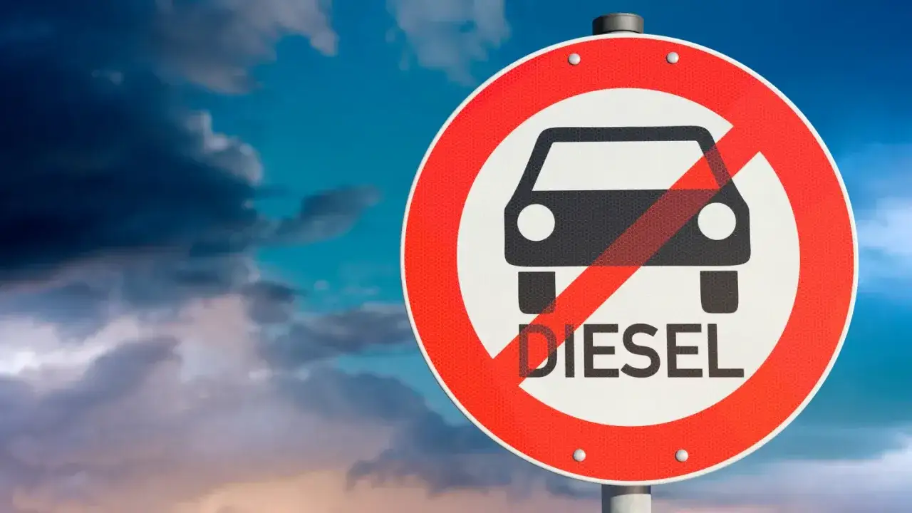 Verkehrsschild: Durchgestrichenes Auto mit dem Wort 