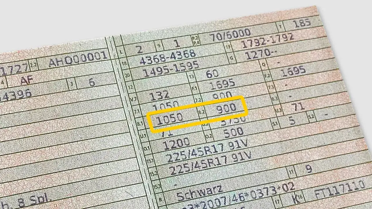 Fahrzeugschein mit hervorgehobenem Leergewicht von 1050 kg und zulässigem Gesamtgewicht von 900 kg.