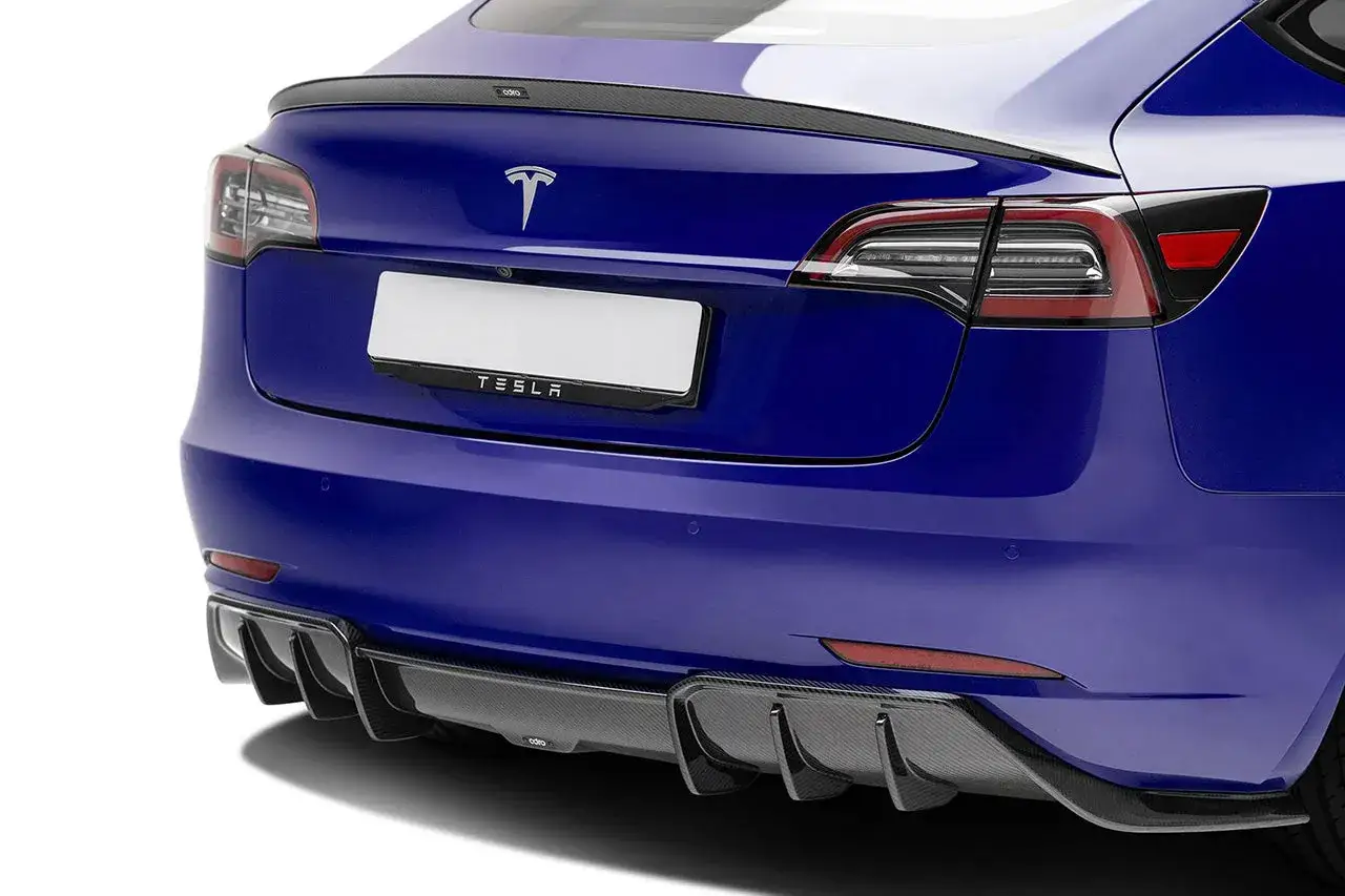Blauer Tesla mit Carbon-Spoiler und einem auffälligen Diffusor, der die Aerodynamik verbessert. Was ist ein Diffusor? Ein Bauteil zur Steuerung des Luftstroms.