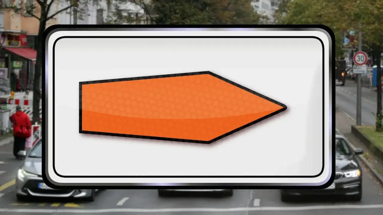 Verkehrszeichen 467: Ein orangefarbener Pfeil weist nach links. Er leitet den Verkehr um eine Baustelle oder ein Hindernis.
