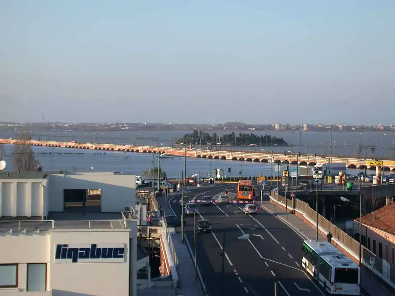 Autobahnbrücke nach Venedig mit Autos und Bussen. Die Anreise mit dem Auto nach Venedig ist über diese lange Brücke möglich.