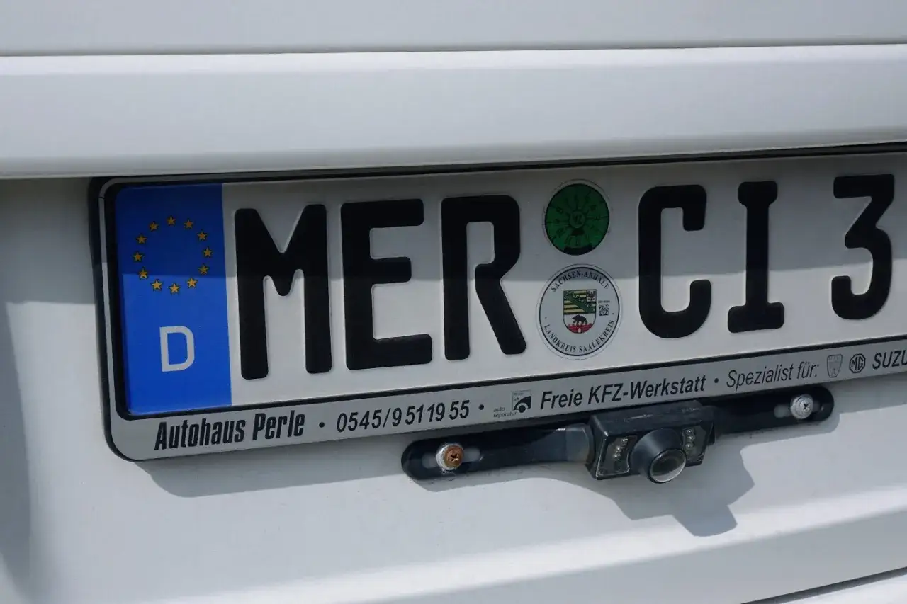 Ein Auto mit Kennzeichen 