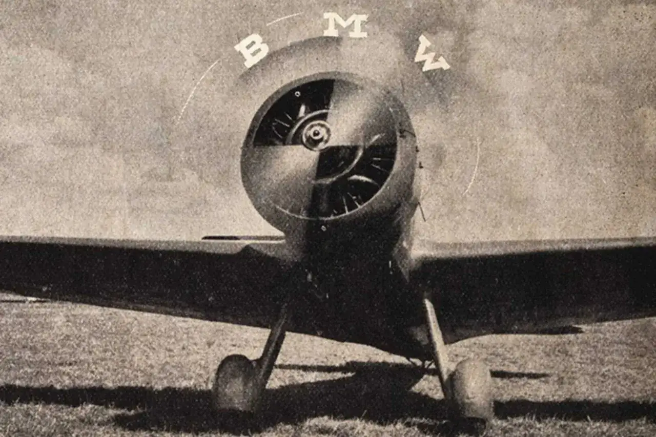 Ein Flugzeug mit dem BMW-Logo. Die Buchstaben B, M, W sind &uuml;ber dem Propeller angeordnet, was die BMW Logo Bedeutung unterstreicht.