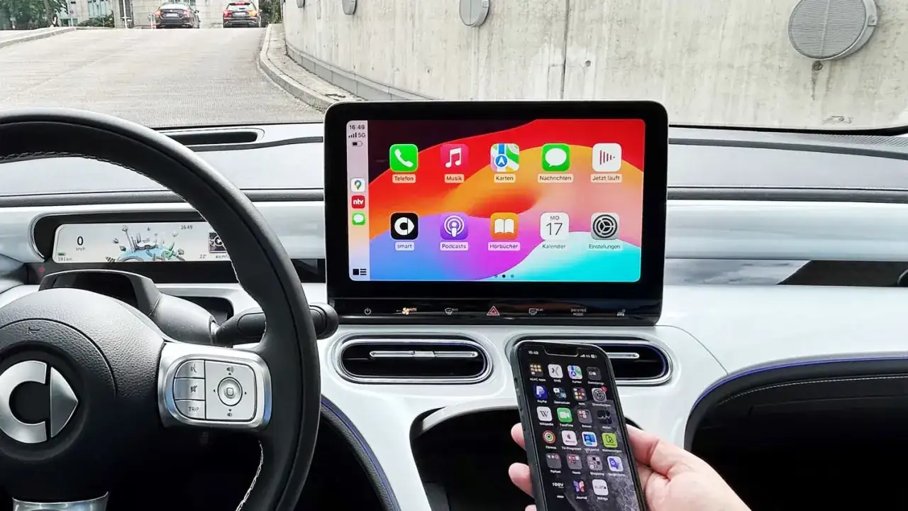 Das Bild zeigt ein Auto-Infotainmentsystem, das die Frage 