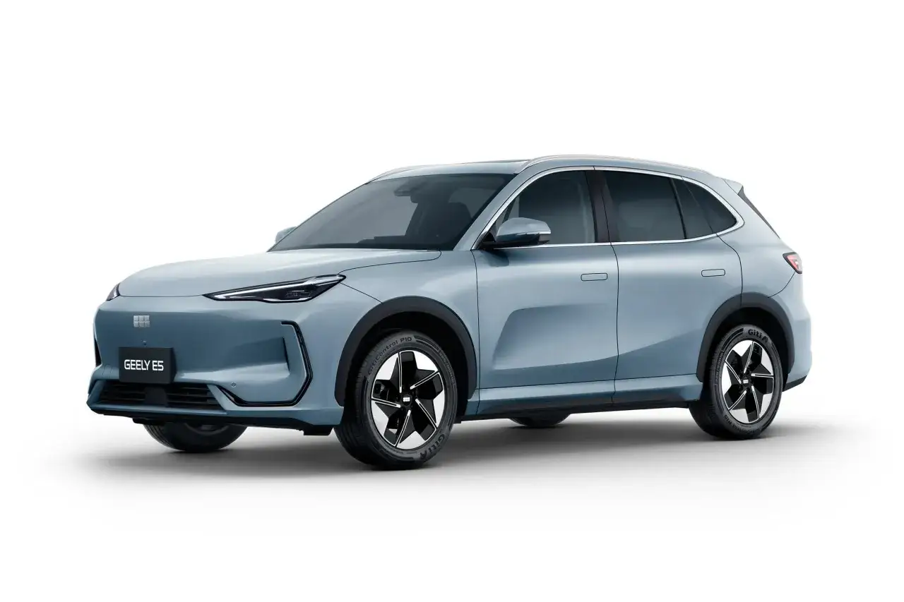 Ein hellblauer SUV der Automarke Geely, Modell ES, steht vor wei&szlig;em Hintergrund.