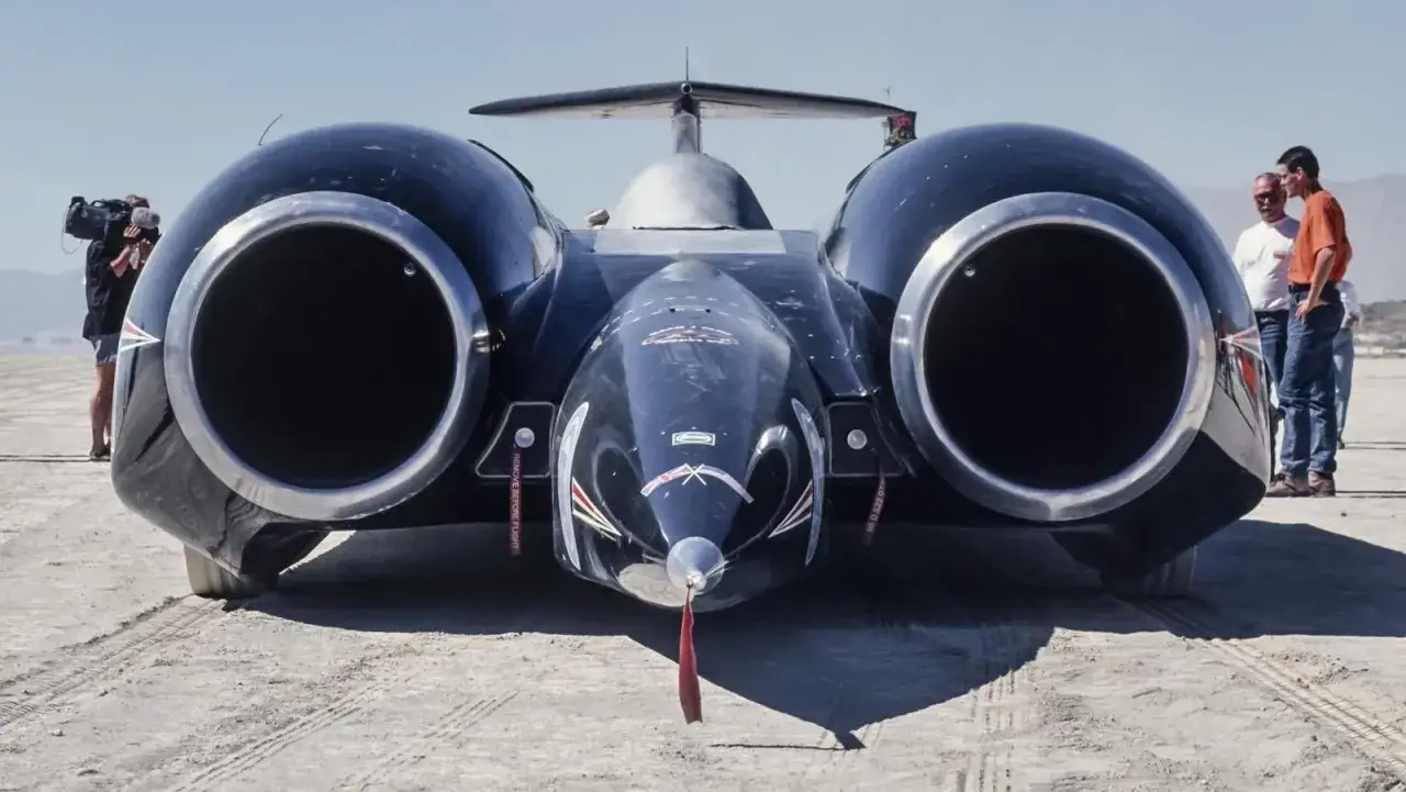 Thrust SSC, ein Raketenauto, bereit f&uuml;r den Rekordversuch. Zwei riesige D&uuml;sen und eine spitze Nase.