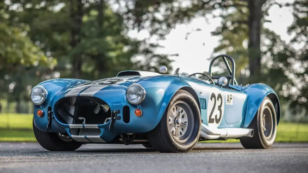 Ein blauer Shelby Cobra mit der Startnummer 23, ein Klassiker, der die Legende von Carroll Shelby verkörpert.