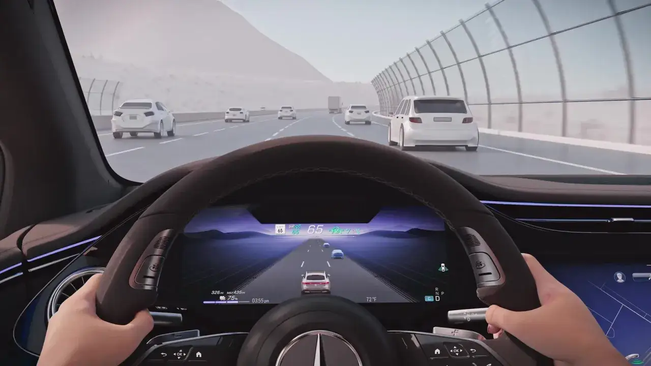 Blick aus dem Auto auf eine Autobahn mit mehreren Fahrzeugen. Das Display zeigt den aktiven Spurwechselassistenten, der das Fahrzeug sicher durch den Verkehr leitet.