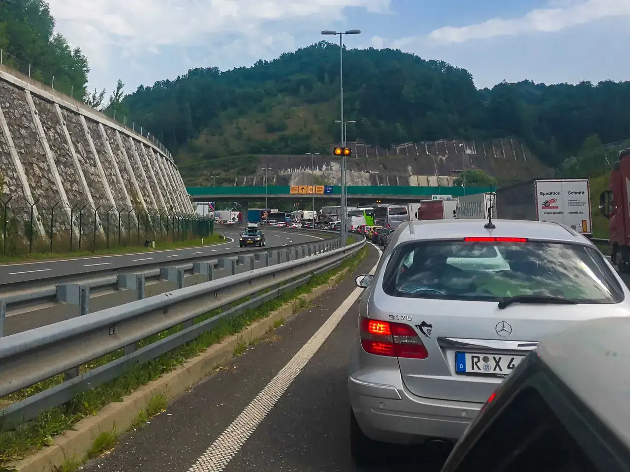 Stau auf der Autobahn in Slowenien. Viele Autos und Lastwagen stehen im dichten Verkehr.