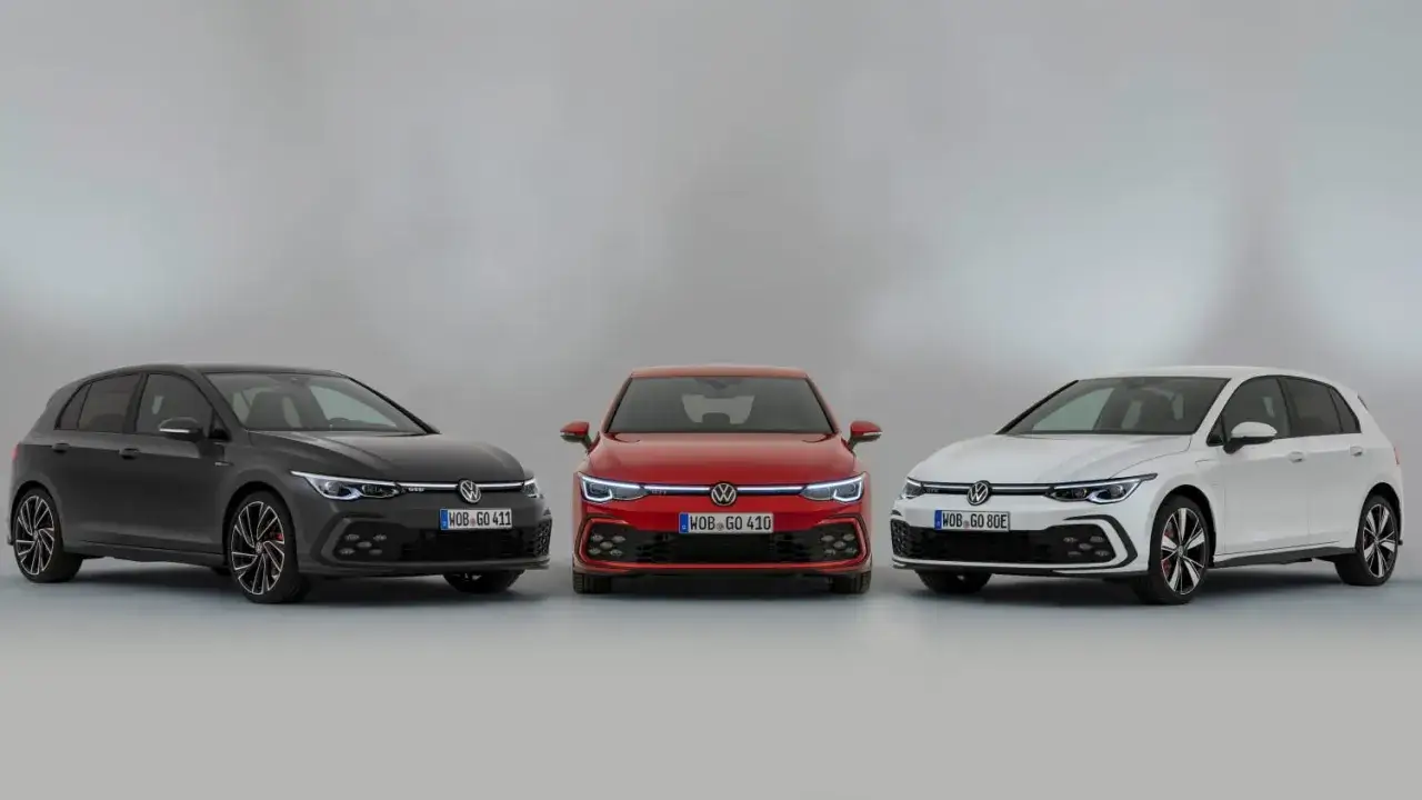 Drei VW Golf 8 in Grau, Rot und Weiß. Der rote Golf GTI zeigt, wie viel PS ein Golf GTI hat, und beeindruckt mit sportlichem Design.